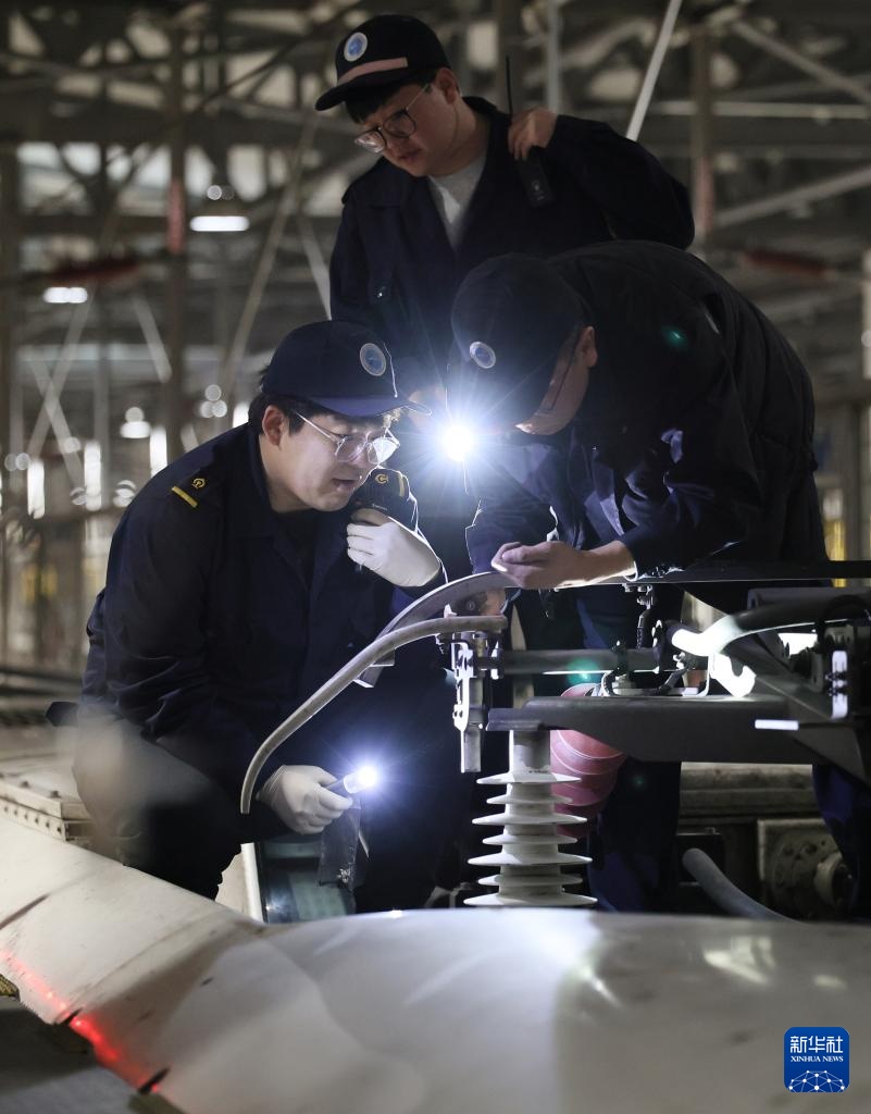 动车“医生”守夜护航春运