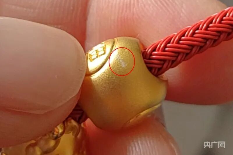 周生生足金挂坠戴一天就被刮花，检测后发现含铁、银、钯