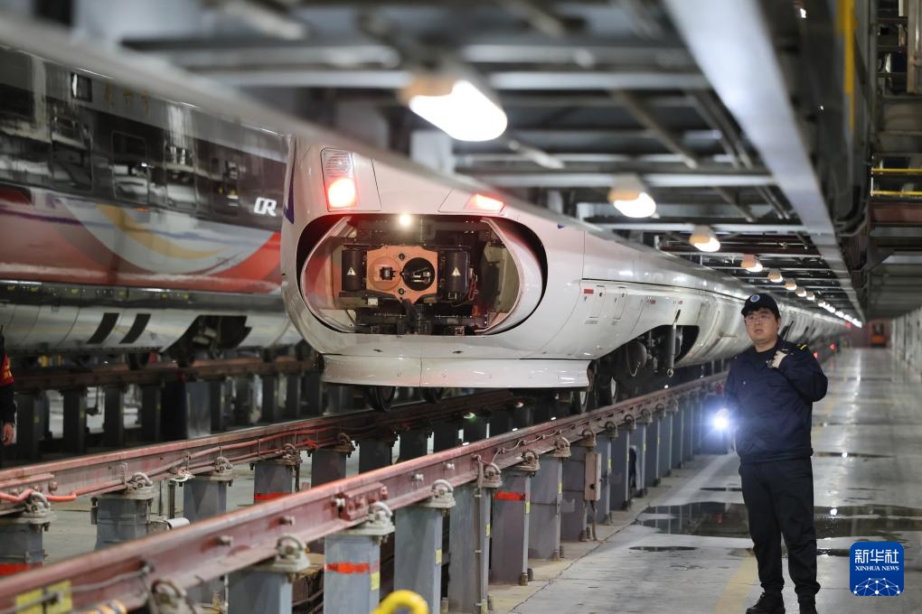 动车“医生”守夜护航春运