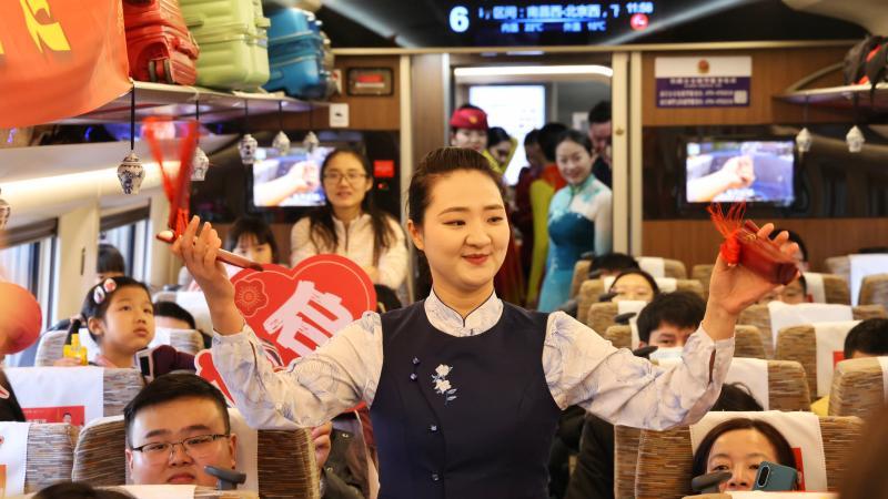 江西:南铁加开63列春运列车 用非遗与机器人温暖旅途 江西:南铁加开63列春运列车 用非遗与机器人温暖旅途