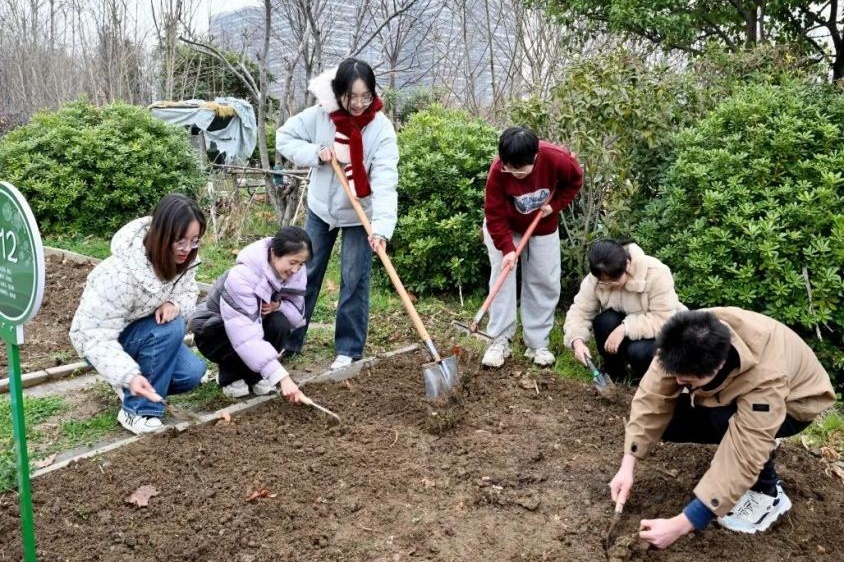 大学劳动课成了“爆课”！拿起锅铲、拾起针线、掀开引擎盖……