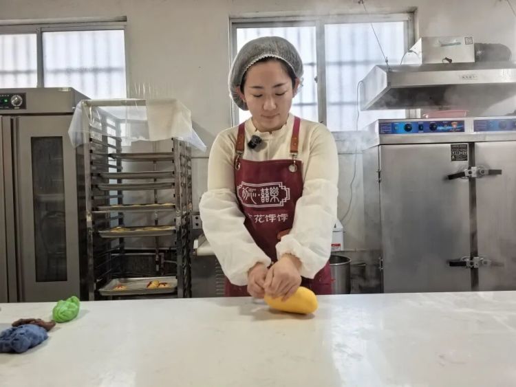 青岛90后姑娘跨界做花饽饽,最贵一个卖了1.8万元,一年销售额超百万 青岛90后姑娘跨界做花饽饽,最贵一个卖了1.8万元,一年销售额超百万