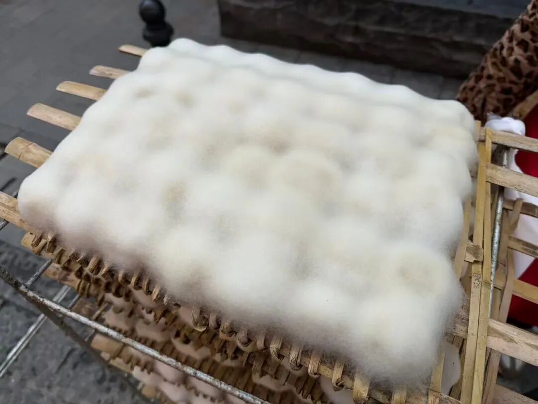 武汉一“霉豆腐”摊引众人打卡体验，顾客：“刮豆腐的过程很解压”