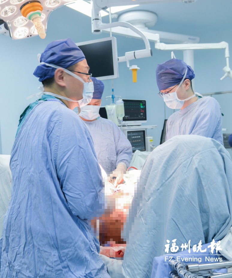 近11公斤重！如篮球般大小！福州一男子胯下长出肿物！医生：罕见！