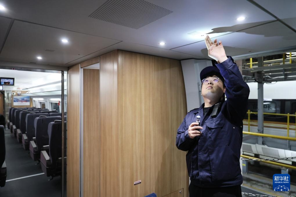 动车“医生”守夜护航春运