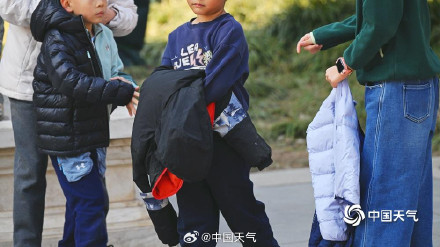 北京气温冲上12度创今年来新高 街头市民棉服穿不住