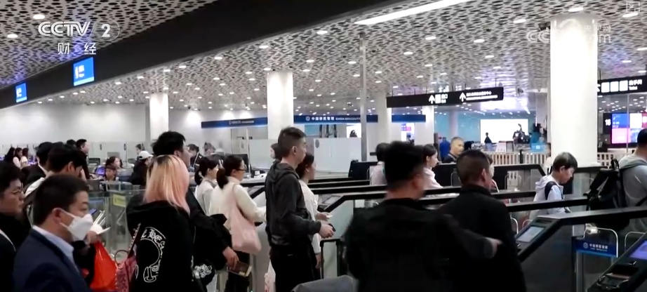 “新年俗”“新年货”圈粉海外游客 “到中国过春节”成为时髦新风尚