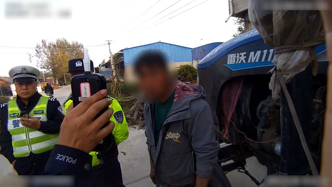 酒驾拖拉机，危险又违法！