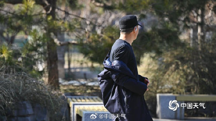 北京气温冲上12度创今年来新高 街头市民棉服穿不住