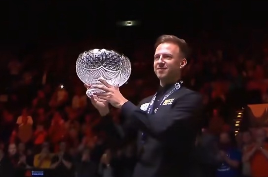 冠军晒奖杯意外“撞脸”新疆果盘！评论区热闹了