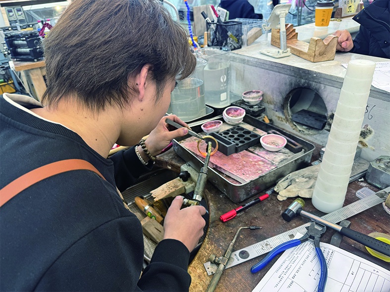 年轻人为何“挤爆”传统打金店？