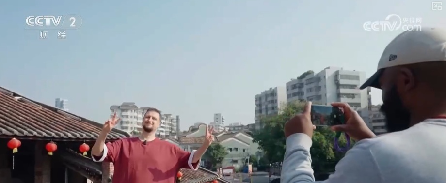 “新年俗”“新年货”圈粉海外游客 “到中国过春节”成为时髦新风尚