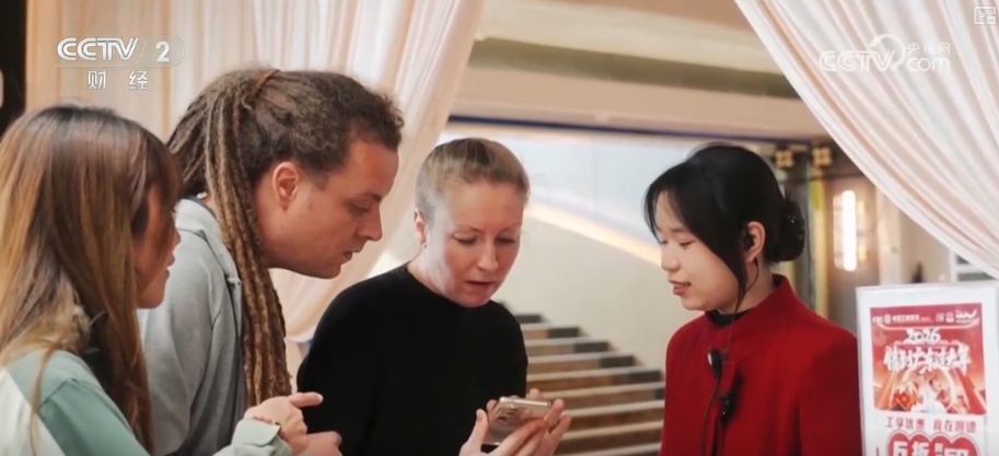 “新年俗”“新年货”圈粉海外游客 “到中国过春节”成为时髦新风尚