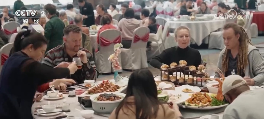 “新年俗”“新年货”圈粉海外游客 “到中国过春节”成为时髦新风尚