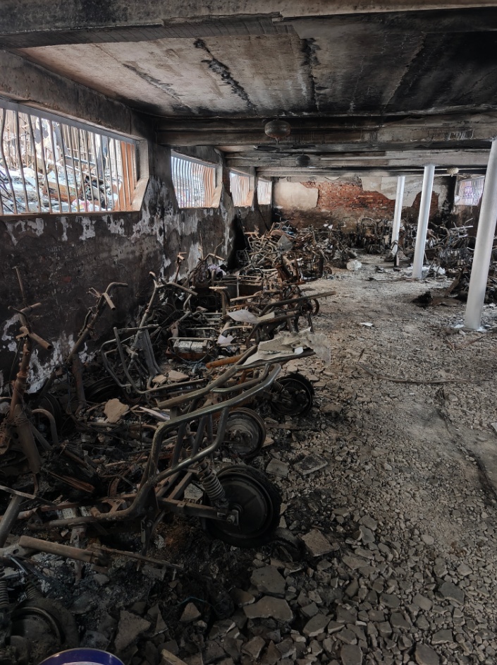 小区电动车棚起火“吞噬”2米外单元楼，“家具、家电几乎全被烧毁”