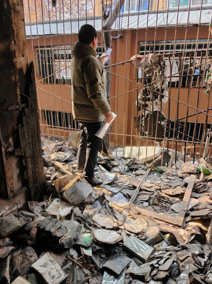 小区电动车棚起火“吞噬”2米外单元楼，“家具、家电几乎全被烧毁”