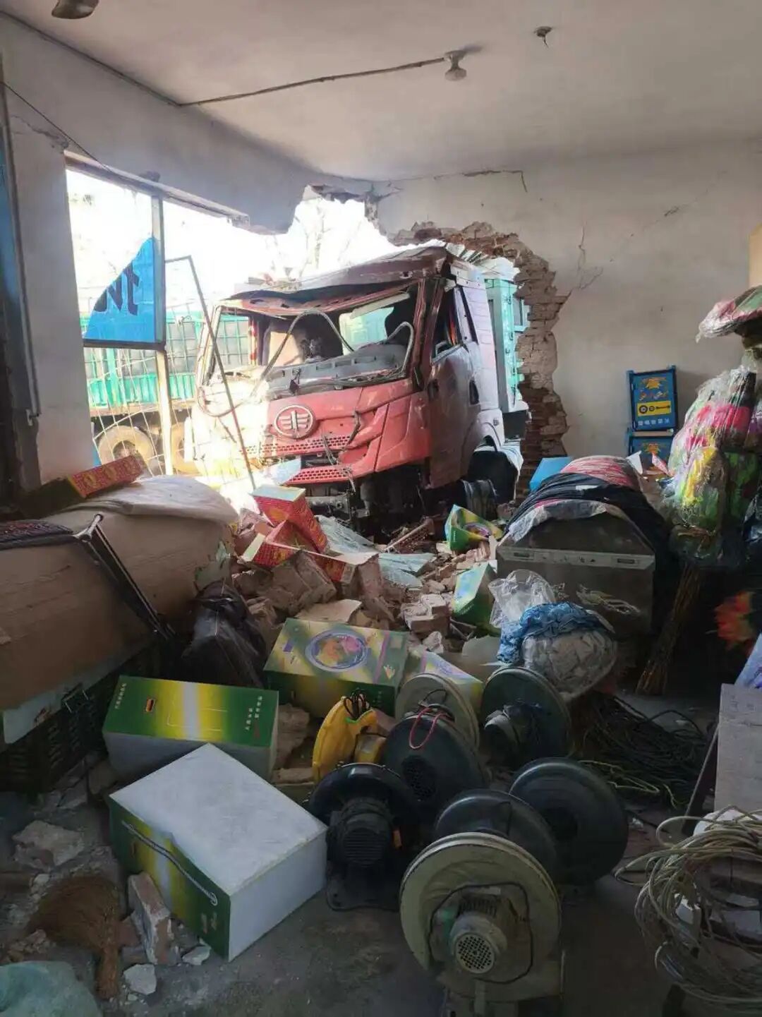 运煤大货车破墙冲进花圈店，店主：损失30多万元，幸好店内没人，司机也没事