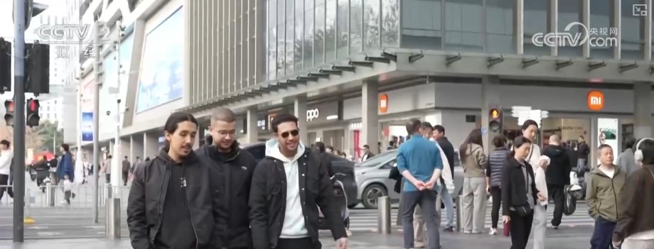 “新年俗”“新年货”圈粉海外游客 “到中国过春节”成为时髦新风尚