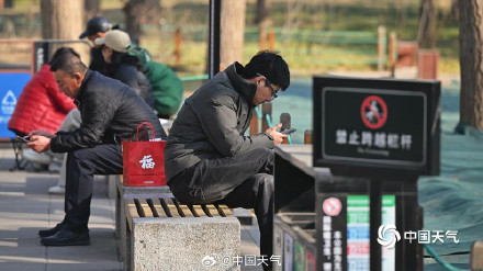 北京气温冲上12度创今年来新高 街头市民棉服穿不住