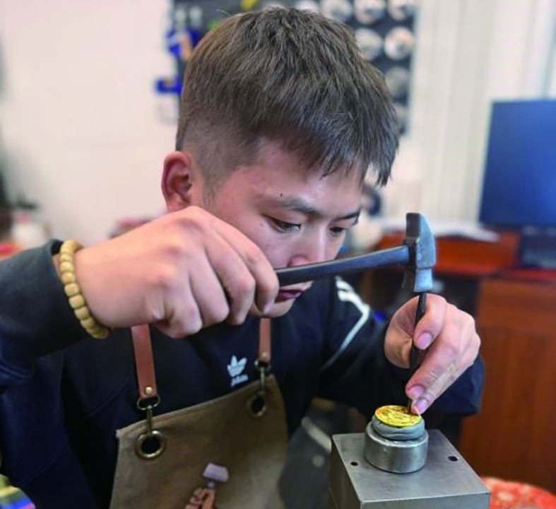 年轻人为何“挤爆”传统打金店？