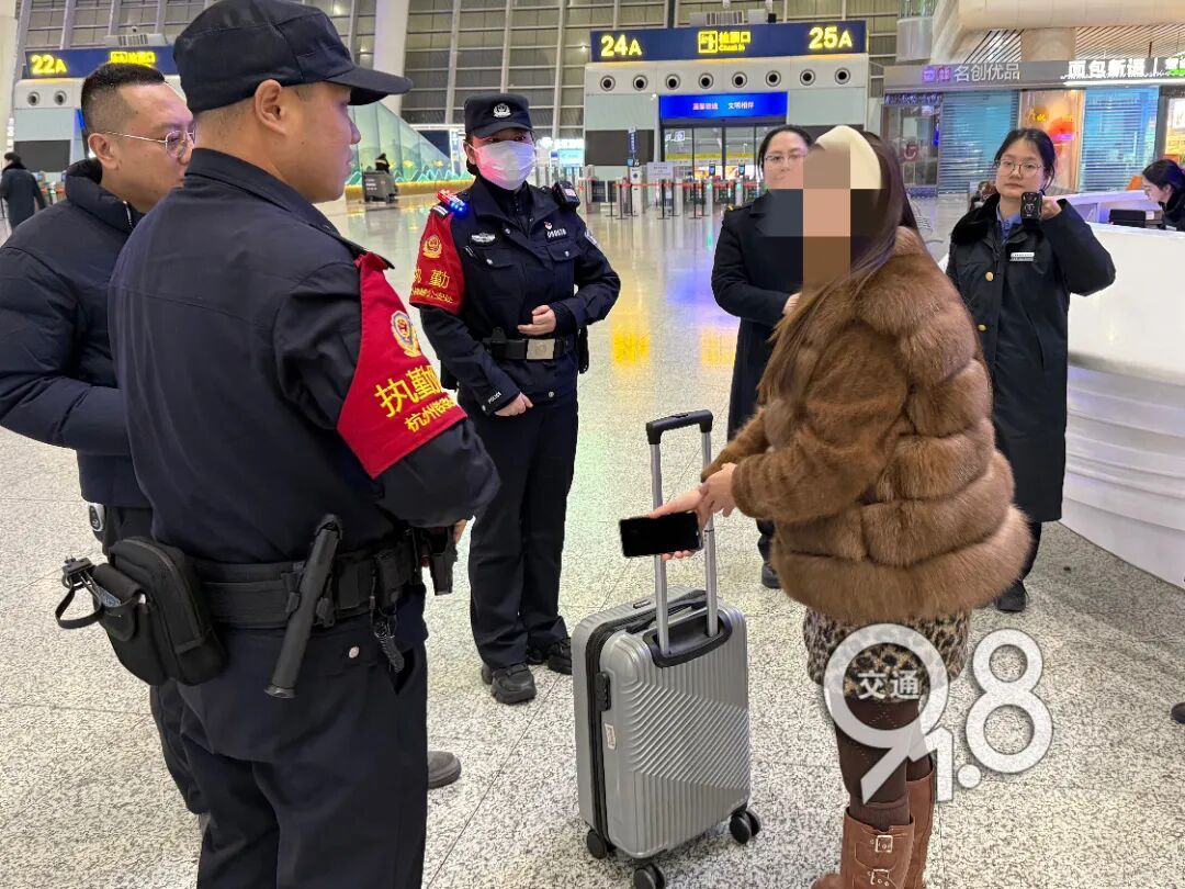 女子下高铁后吓懵了!装了18万元现金的行李箱忘拿了... 女子下高铁后吓懵了!装了18万元现金的行李箱忘拿了...