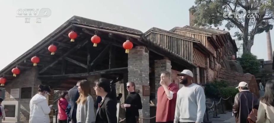 “新年俗”“新年货”圈粉海外游客 “到中国过春节”成为时髦新风尚