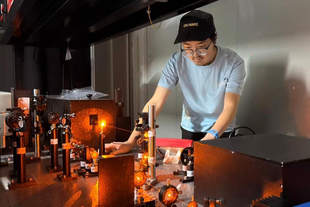 中国科学家在南极“追光”