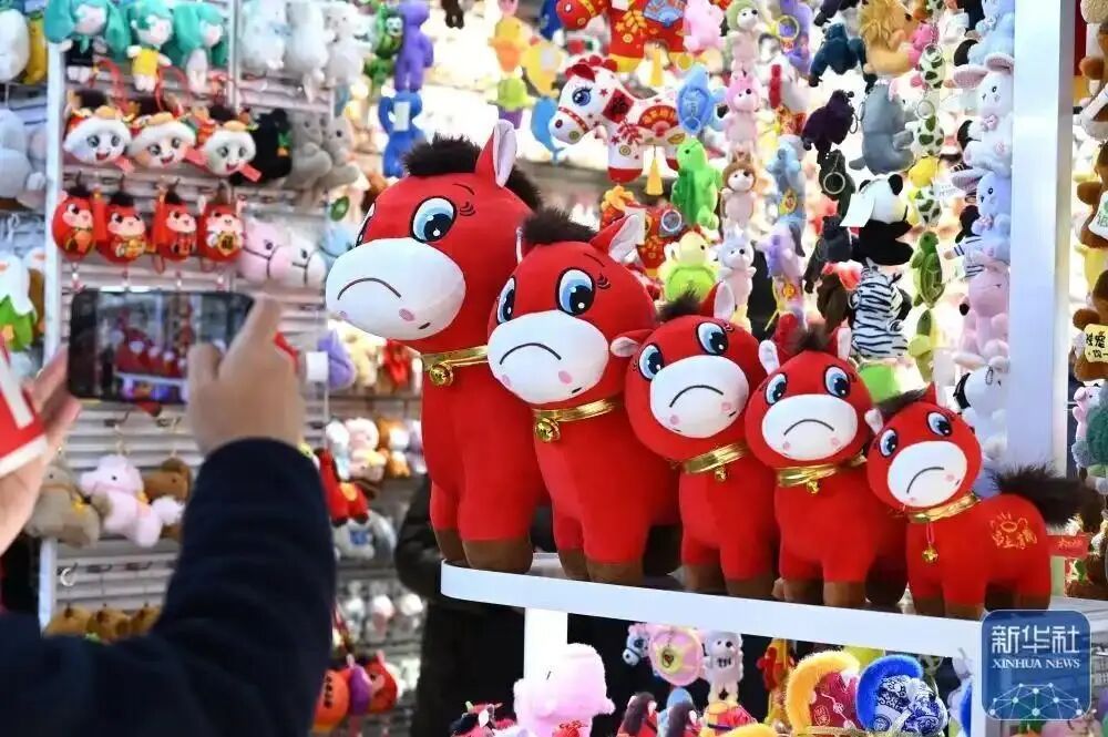 情绪价值拉满！这些马年“显眼包”，太有梗了