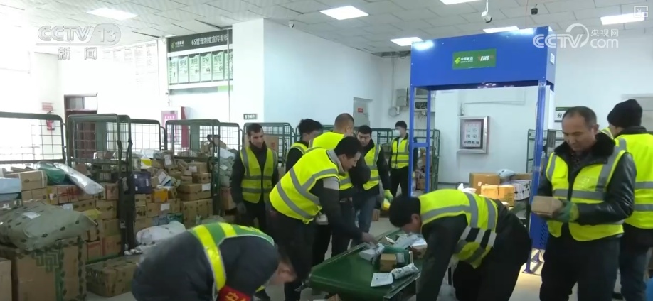 特色年货寄递开启“春运模式” 新春暖意随包裹直达千家万户 特色年货寄递开启“春运模式” 新春暖意随包裹直达千家万户