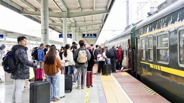 铁轨上的中国:当“朝发夕至”遇上“慢慢回家” 铁轨上的中国:当“朝发夕至”遇上“慢慢回家”