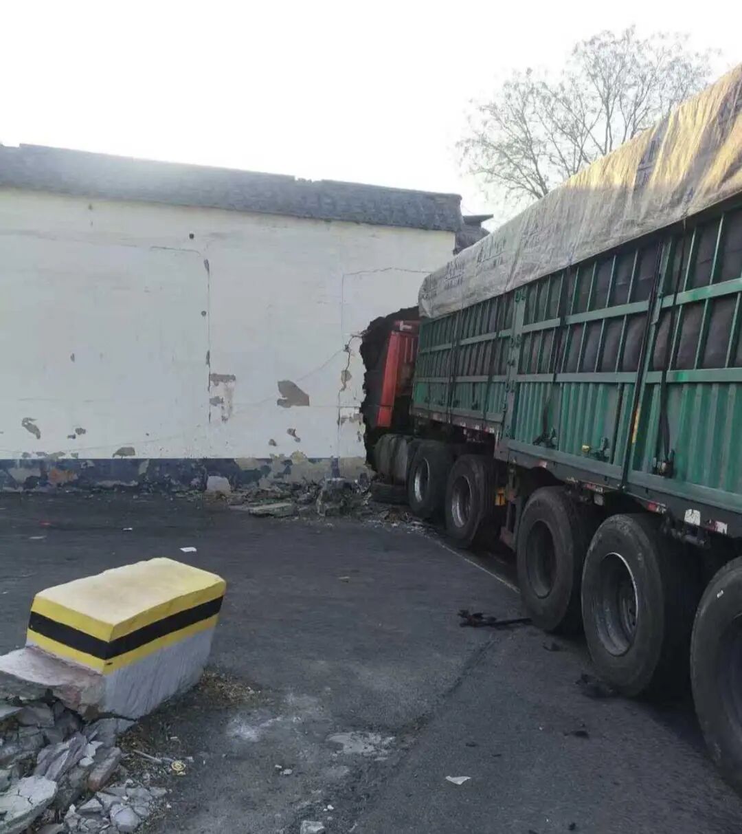 运煤大货车破墙冲进花圈店，店主：损失30多万元，幸好店内没人，司机也没事