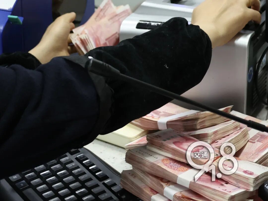 女子下高铁后吓懵了!装了18万元现金的行李箱忘拿了... 女子下高铁后吓懵了!装了18万元现金的行李箱忘拿了...