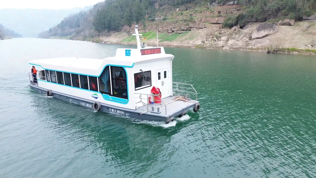 四川通江老水井渡口新能源渡船启航！“新船安全又干净，坐上心里踏实多了”
