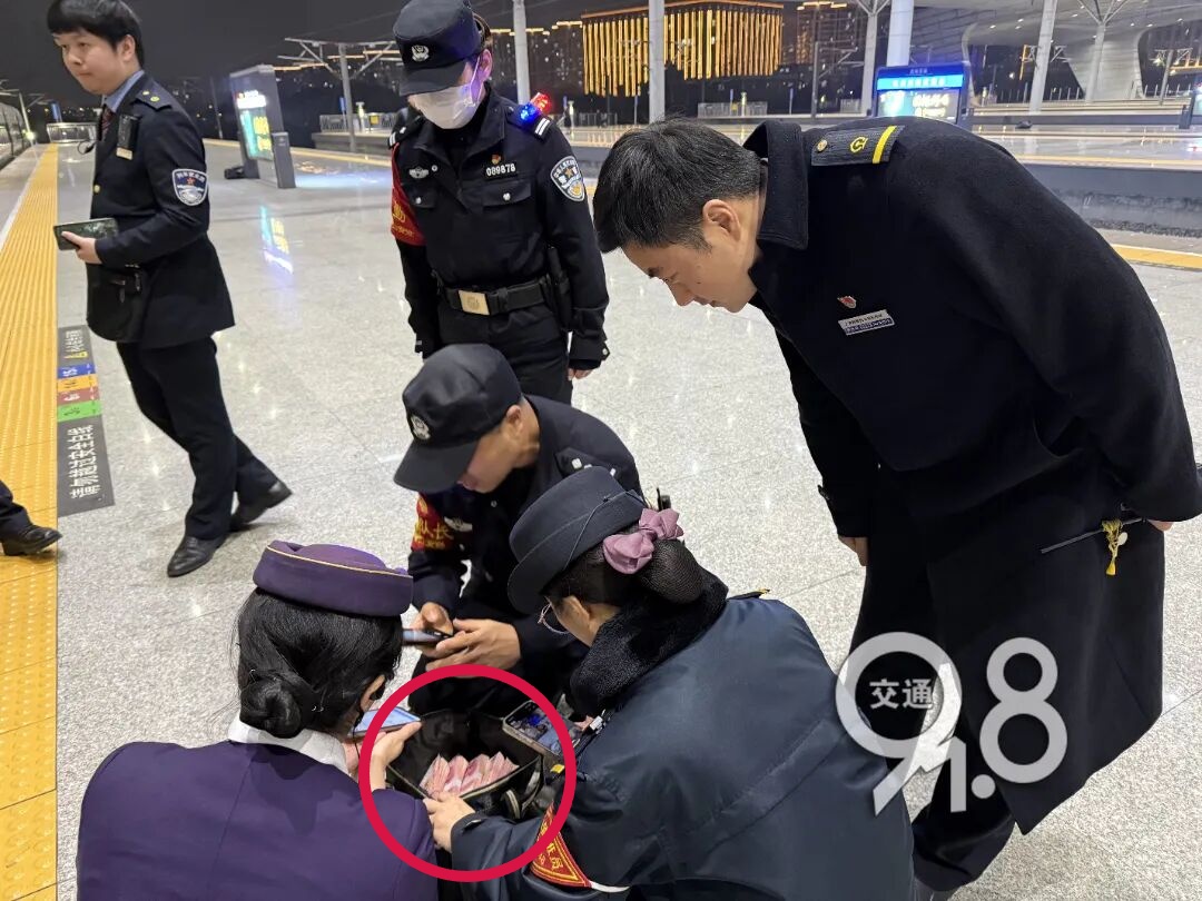 女子下高铁后吓懵了!装了18万元现金的行李箱忘拿了... 女子下高铁后吓懵了!装了18万元现金的行李箱忘拿了...