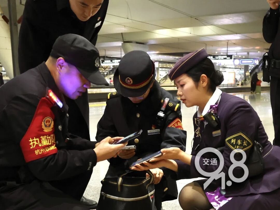 女子下高铁后吓懵了!装了18万元现金的行李箱忘拿了... 女子下高铁后吓懵了!装了18万元现金的行李箱忘拿了...