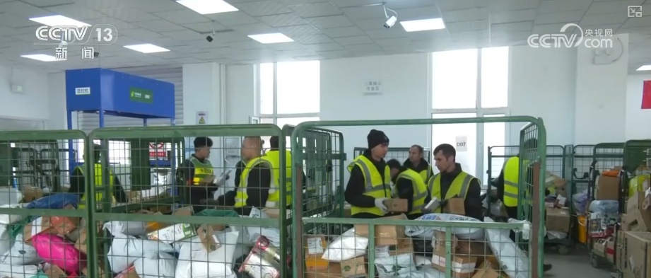 特色年货寄递开启“春运模式” 新春暖意随包裹直达千家万户 特色年货寄递开启“春运模式” 新春暖意随包裹直达千家万户