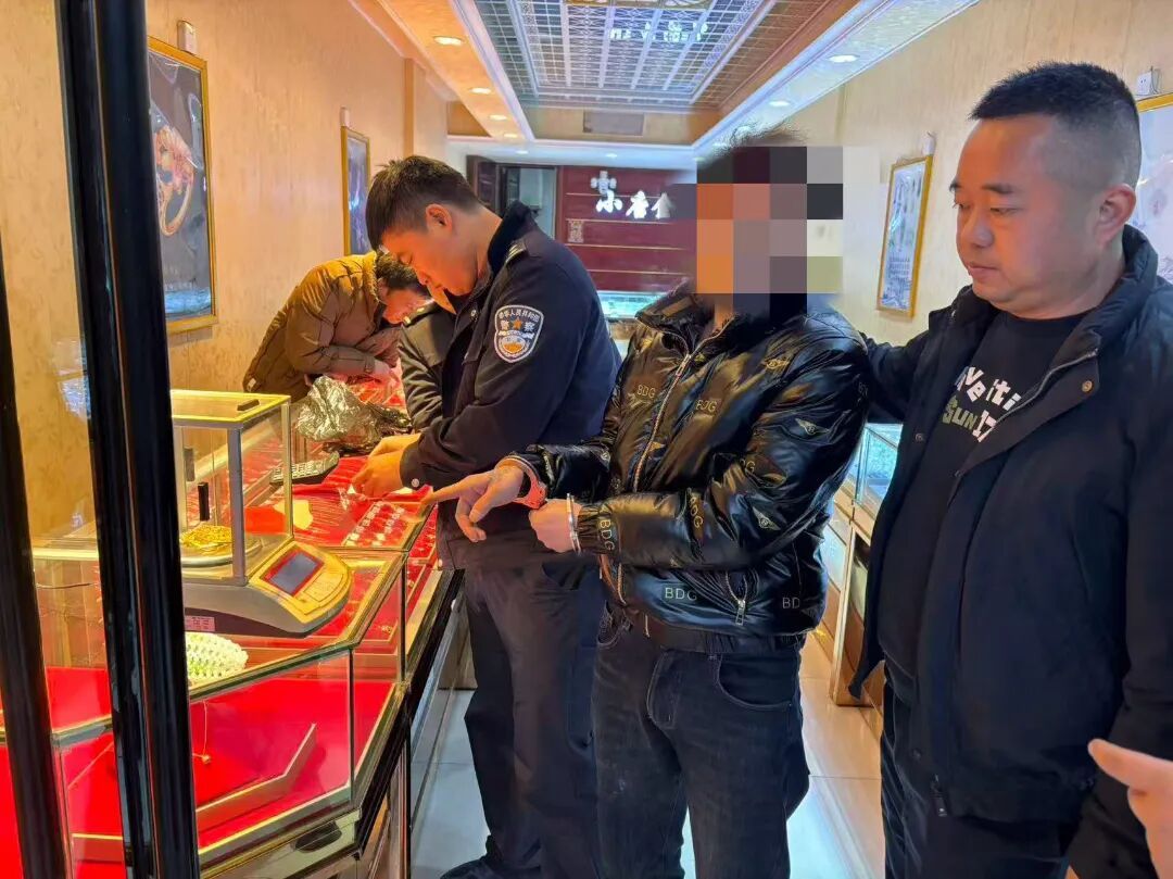 记下密码盗走保险柜，人赃俱获！