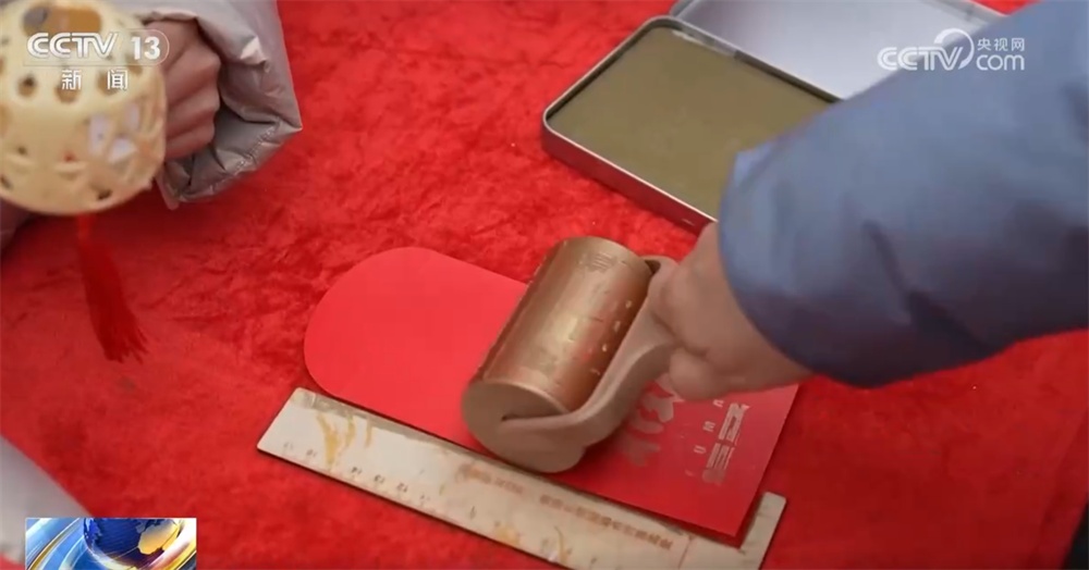 年货市集热闹开启汇聚“特产+好物” 市民“买买买”在烟火气中感受特色年俗 年货市集热闹开启汇聚“特产+好物” 市民“买买买”在烟火气中感受特色年俗