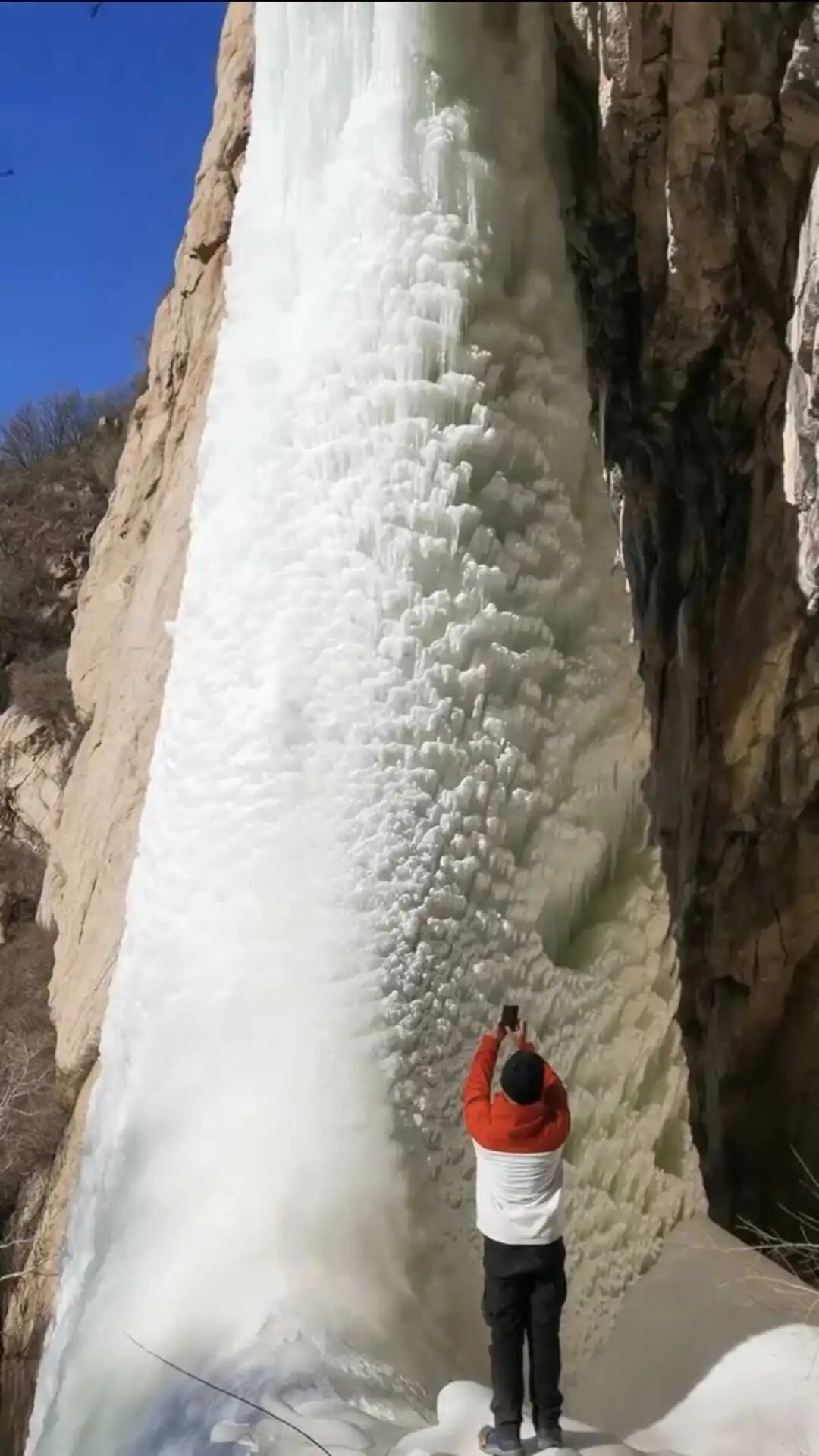 山西五台滴水崖冰瀑布太壮观！当地居民：落差数十米，每年持续好几个月