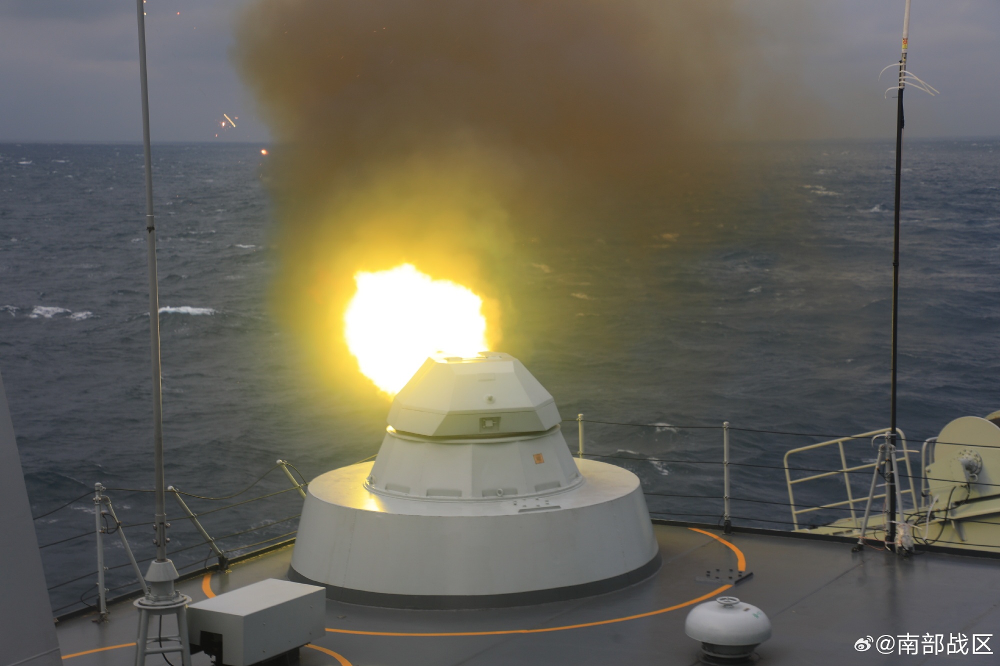 劈波斩浪！直击海军舰艇编队南海训练现场