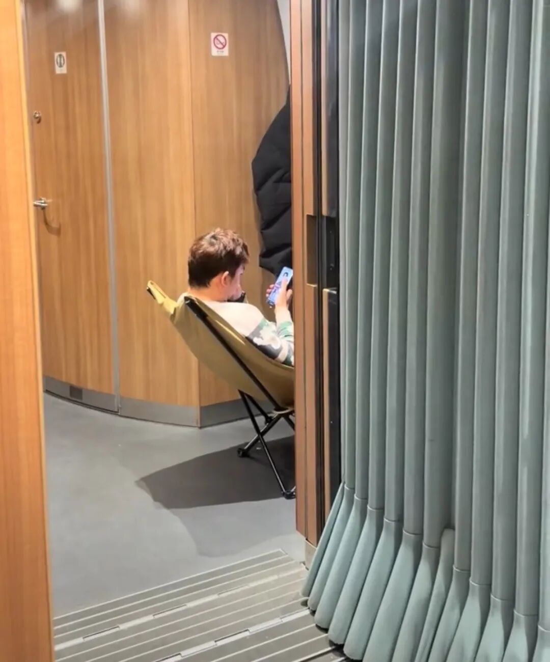 男子自带折叠椅坐高铁引热议,12306回应 男子自带折叠椅坐高铁引热议,12306回应