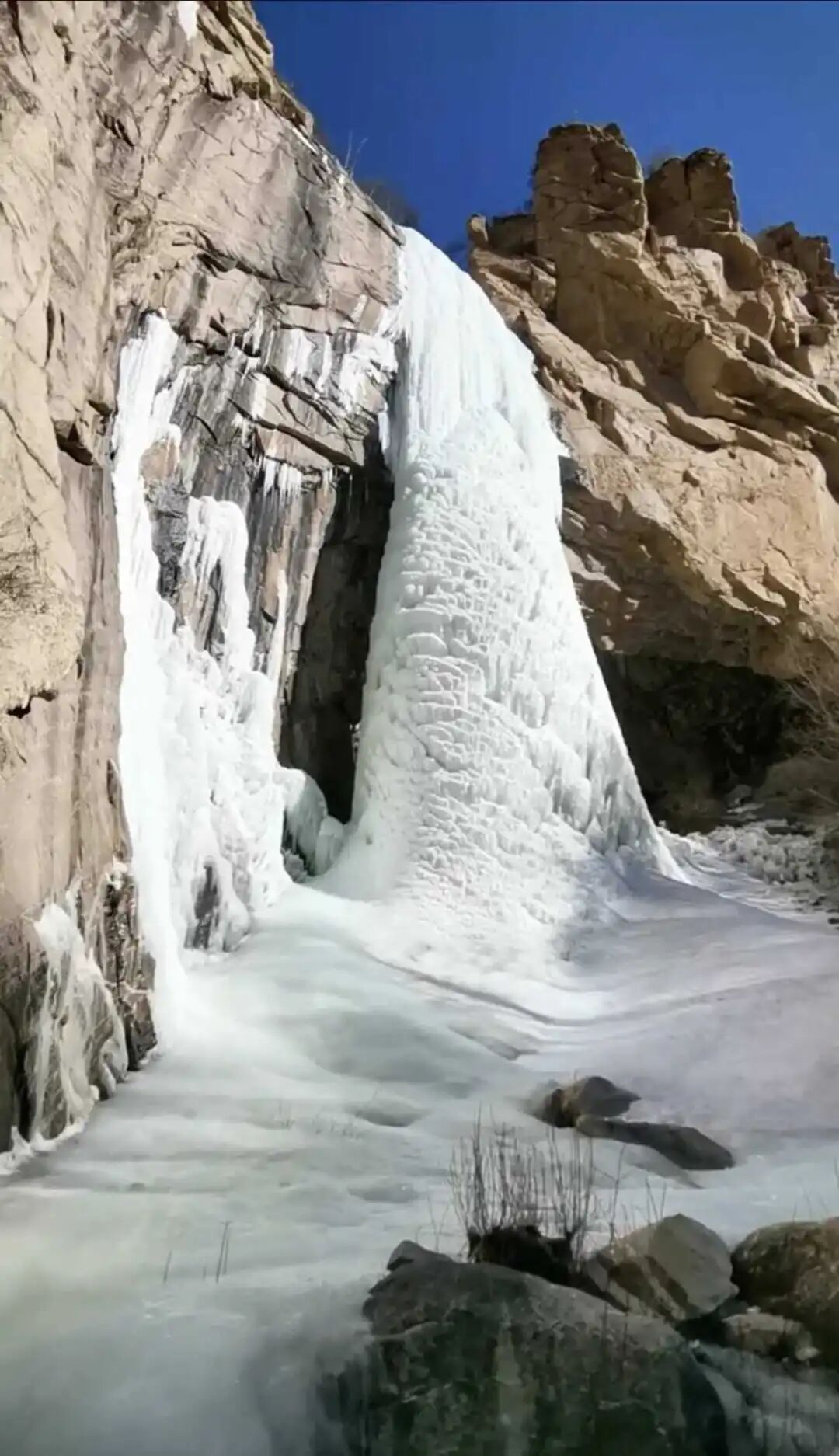 山西五台滴水崖冰瀑布太壮观！当地居民：落差数十米，每年持续好几个月