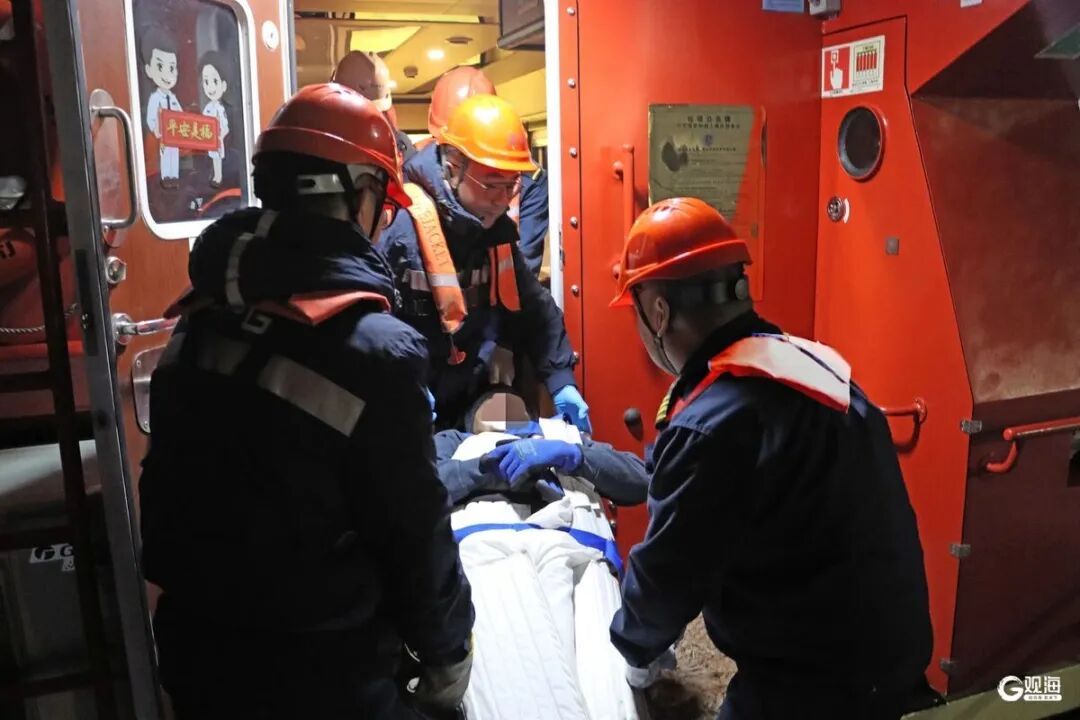 一船员突发疾病昏迷，青岛救援船只紧急出海转运救援，现场画面→