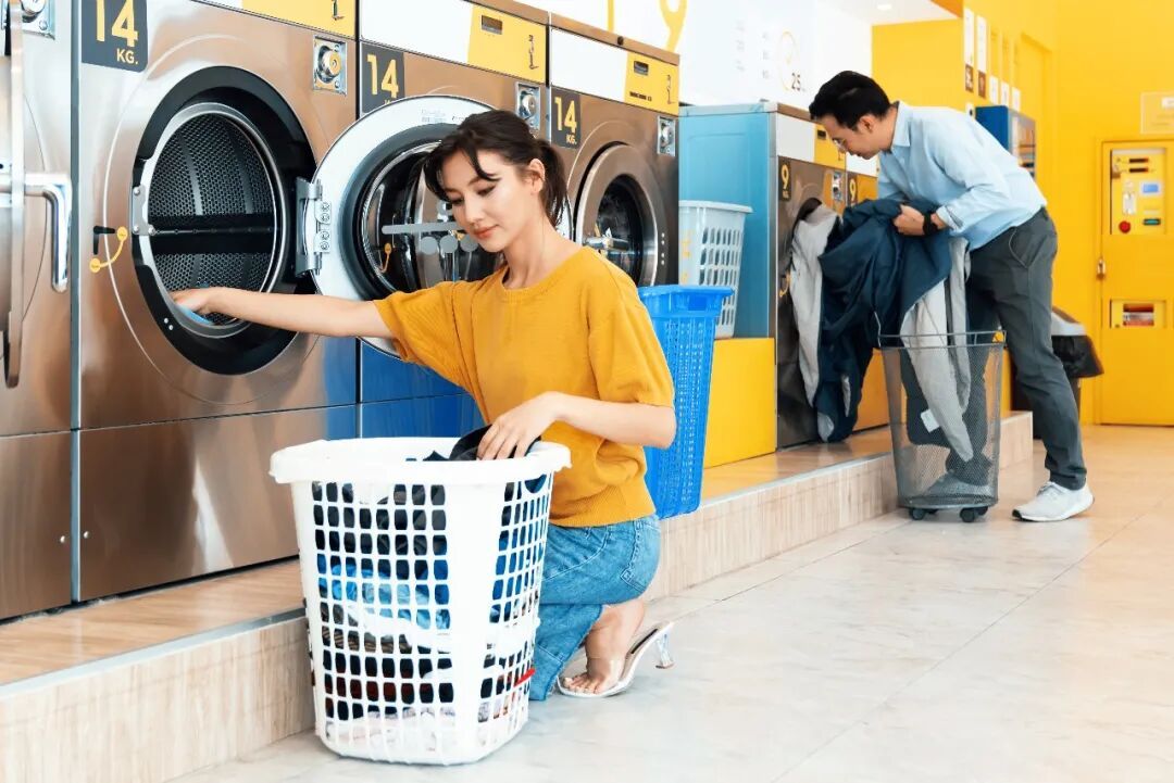 加消毒液就能把臭袜子和衣服一起洗吗?公共洗衣机安全指南→ 加消毒液就能把臭袜子和衣服一起洗吗?公共洗衣机安全指南→