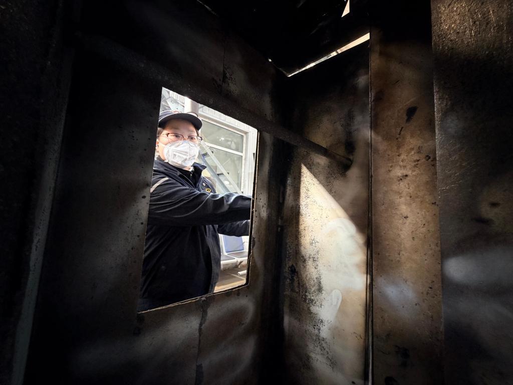 归家高铁上，硬币立而不倒的“钢轨密码”