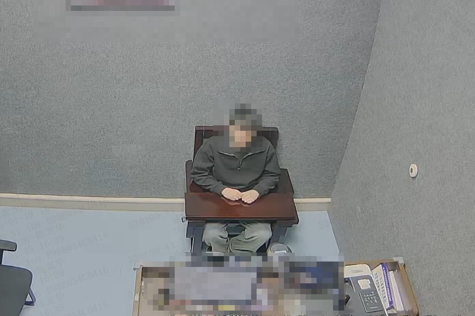 男子为图方便从13楼窗口往下倒刷锅水,正好淋到女邻居头顶;警方:已被行政处罚 男子为图方便从13楼窗口往下倒刷锅水,正好淋到女邻居头顶;警方:已被行政处罚