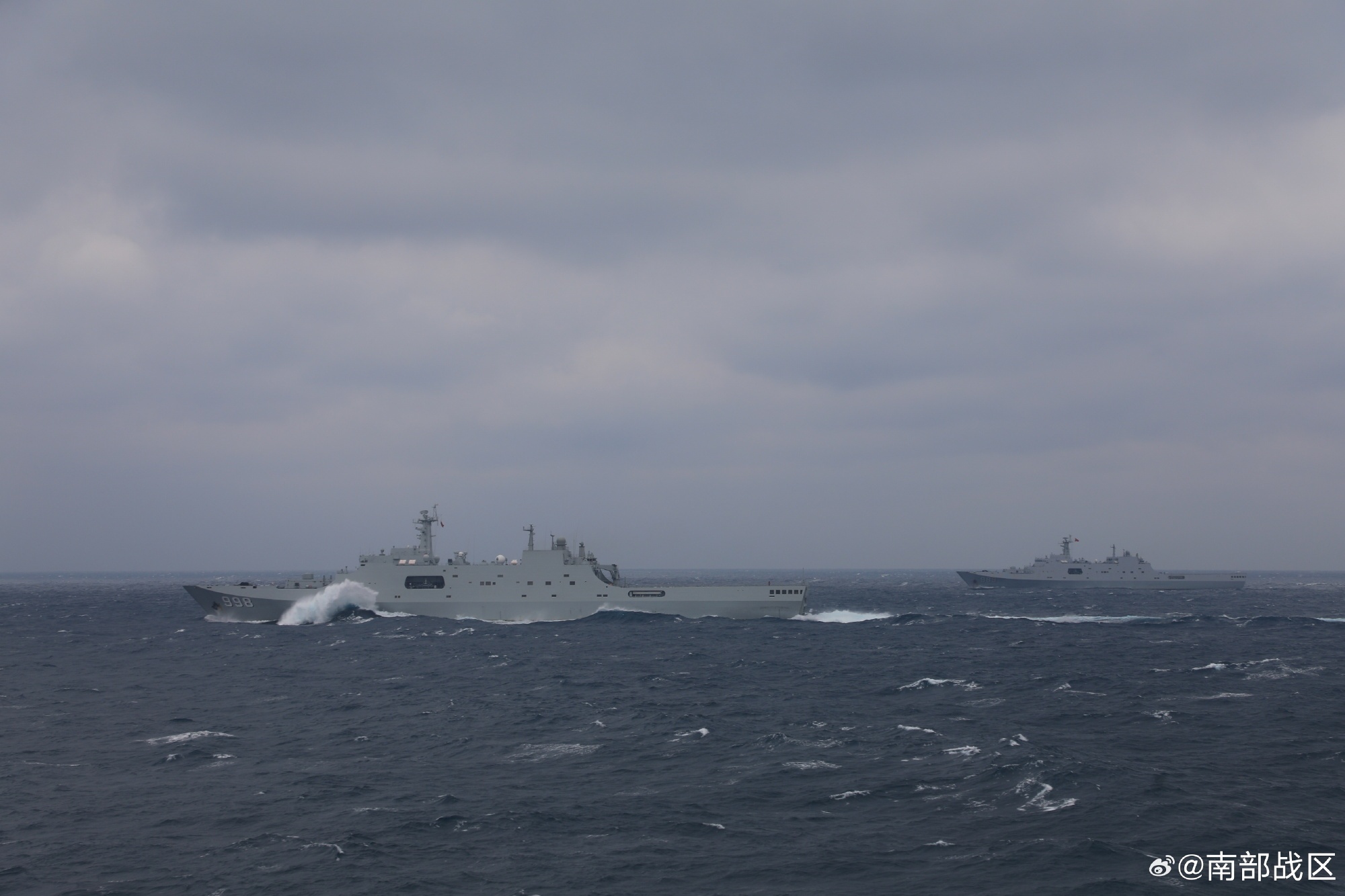 劈波斩浪！直击海军舰艇编队南海训练现场