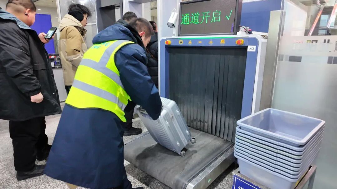 火车站新增的这些柜子，是干嘛的？