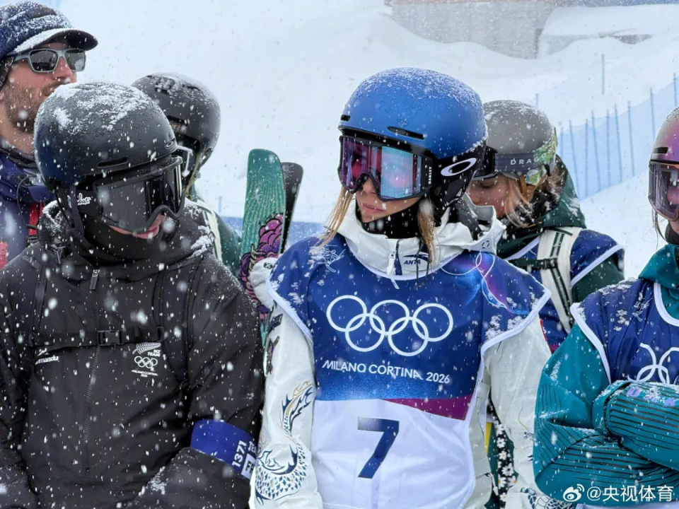 谷爱凌冬奥首场训练遇降雪，新战袍成为焦点，龙纹与青花瓷元素结合，中国风拉满
