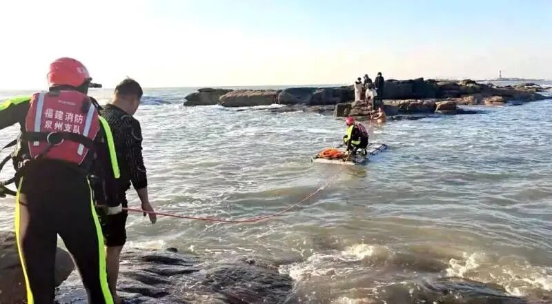 福建泉州一“网红礁”又有游客因涨潮被困，救援队：游客因专注看手机而忽视潮汐变化
